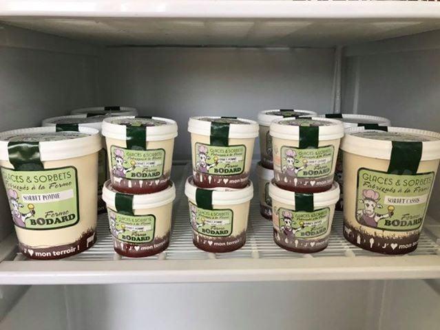 Réfrigérateur rempli de glaces